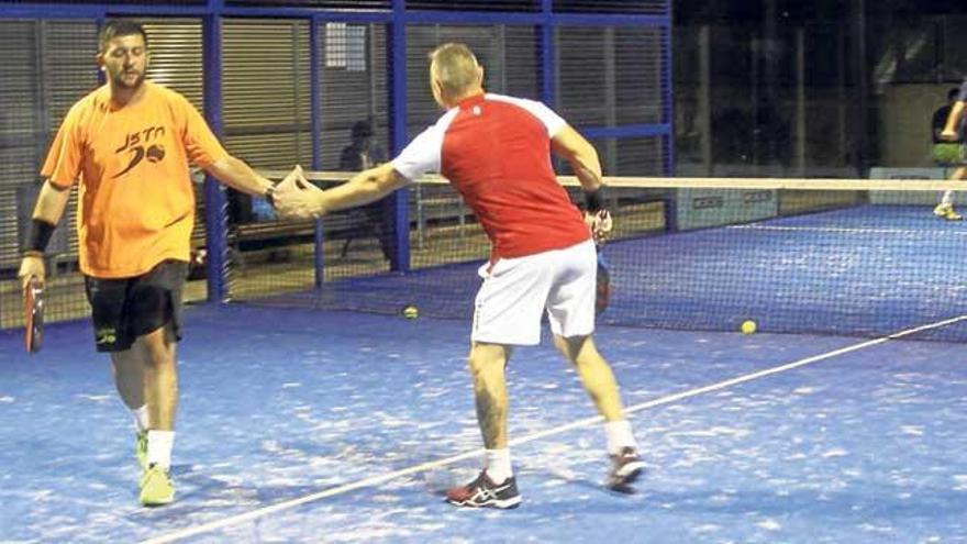 Dos jugadores se felicitan tras ganar un punto.