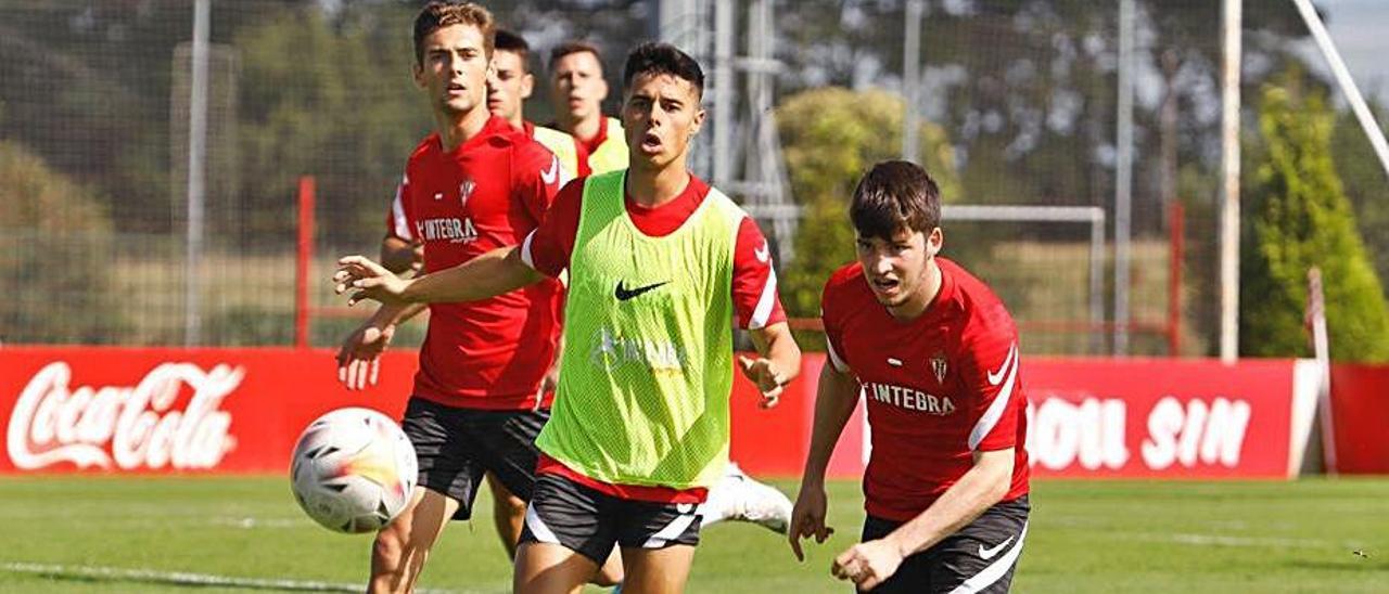 Gragera, Gaspar y Guille Rosas, en un instante del entrenamiento de ayer en Mareo. | Marcos León