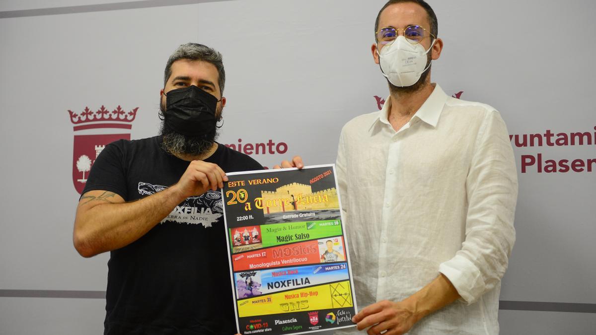 El concejal, a la derecha y &#039;Chasca&#039;, con el cartel.