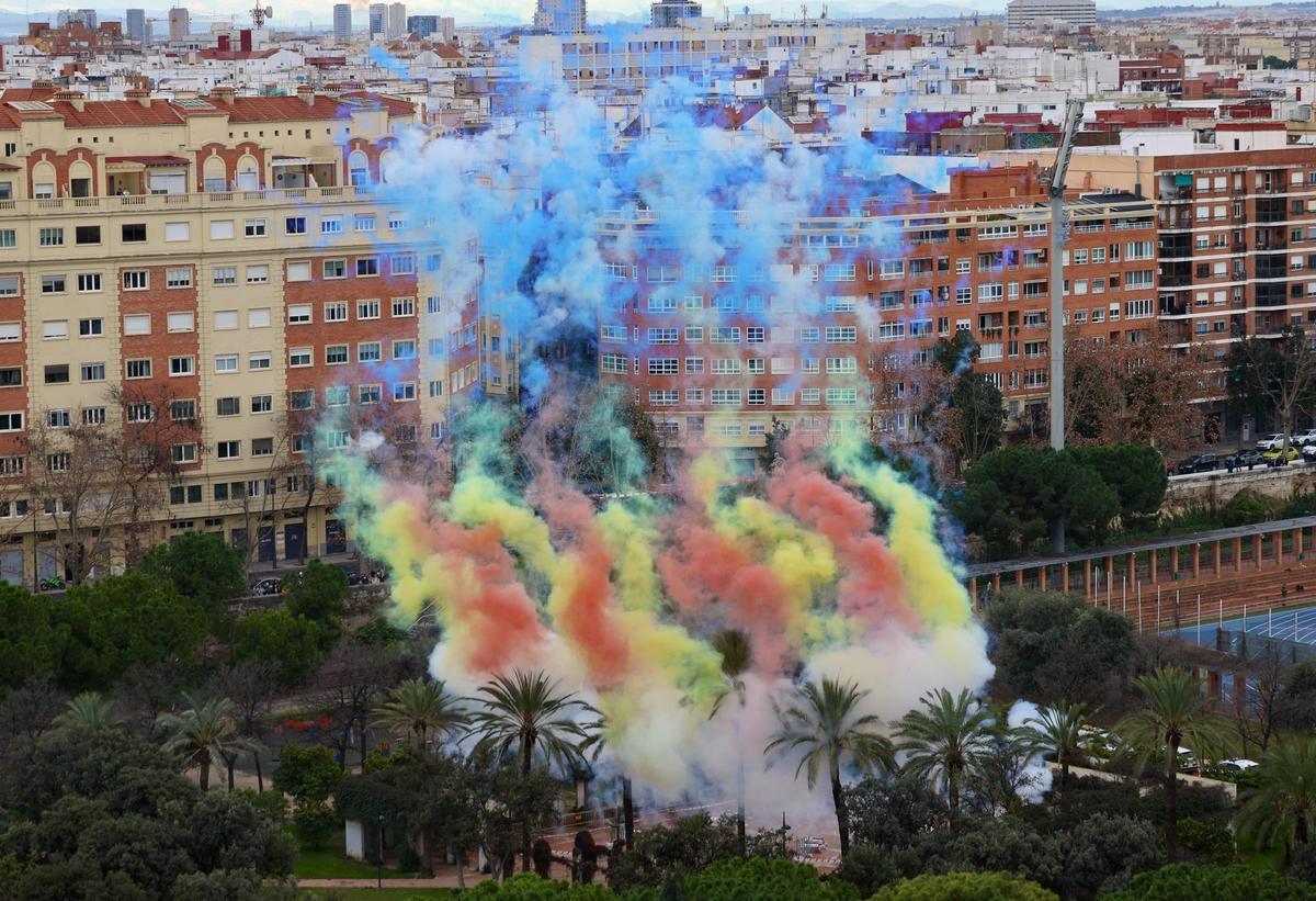 Un disparo junto a las pistas de atletismo saludó el inicio del programa pirotécnico