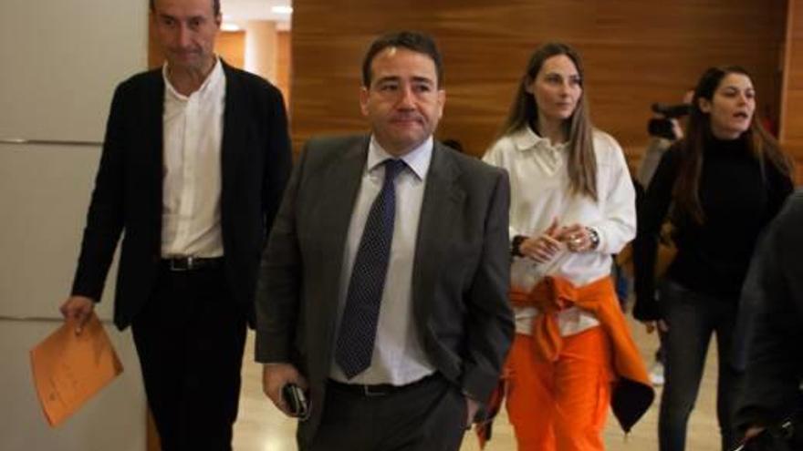 Manuel Illueca, en el Ayuntamiento, junto a Carlos González, Cristina Martínez y Mireia Mollà.