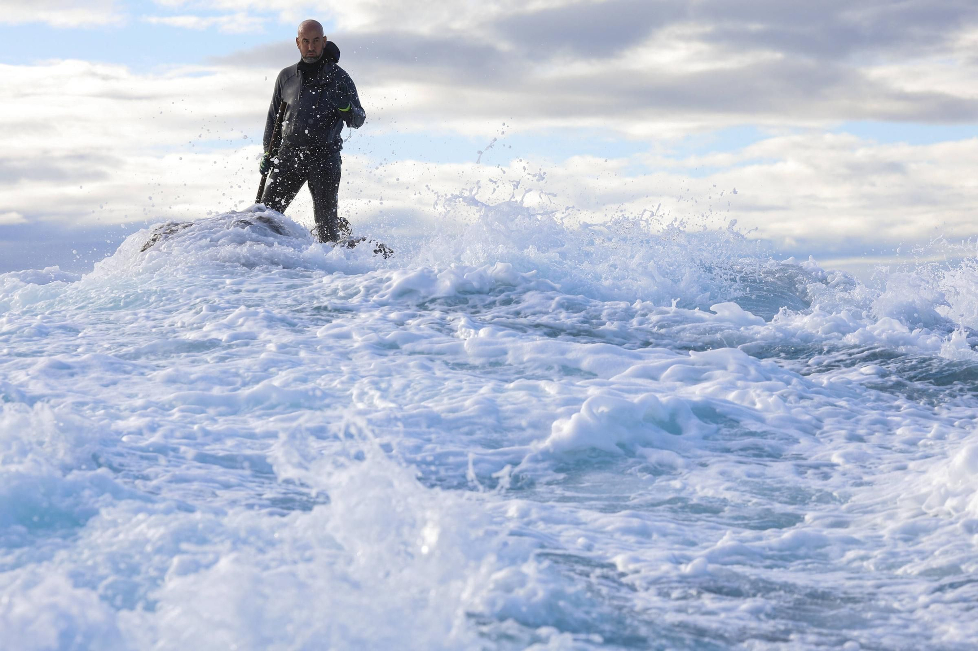 EN IMÁGENES: Así es la dura jornada de los perceberos del cabo Peñas: un oficio de alto riesgo a merced de las olas