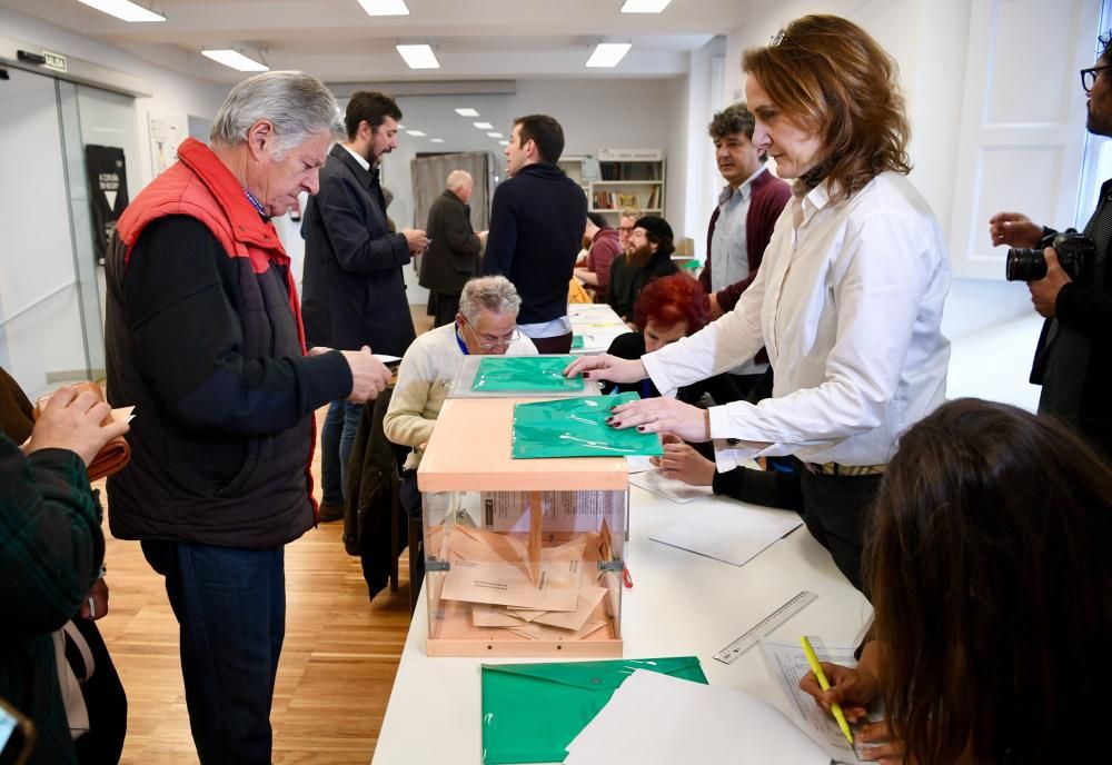 Más de 2,2 millones de gallegos están llamados hoy a las urnas para definir el futuro Gobierno de España. La jornada ha transcurrido con normalidad.