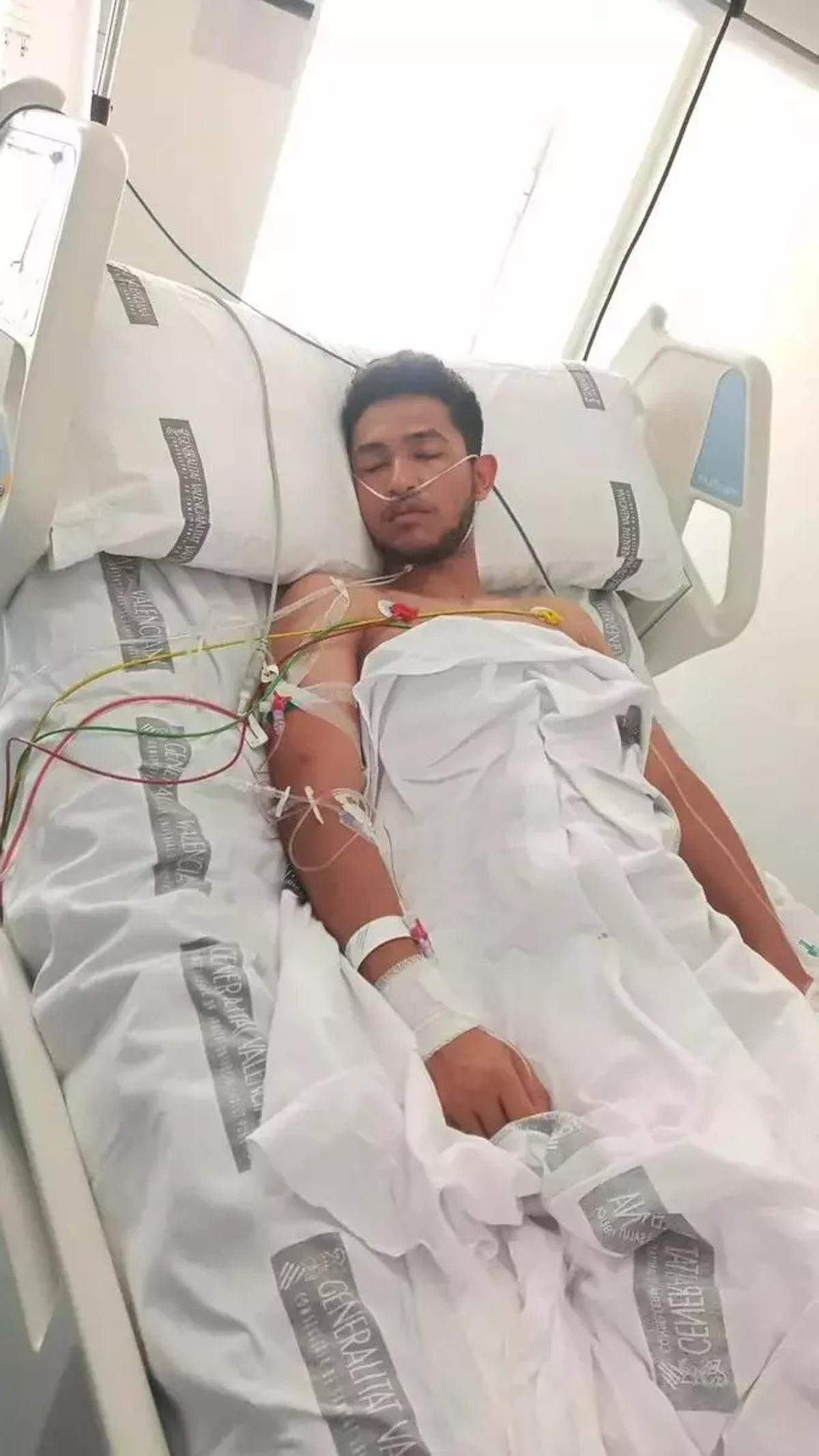 Diego en una imagen de mayo de 2022 cuando fue operado en el Hospital General de Alicante Doctor Balmis el mismo día que se cayó.