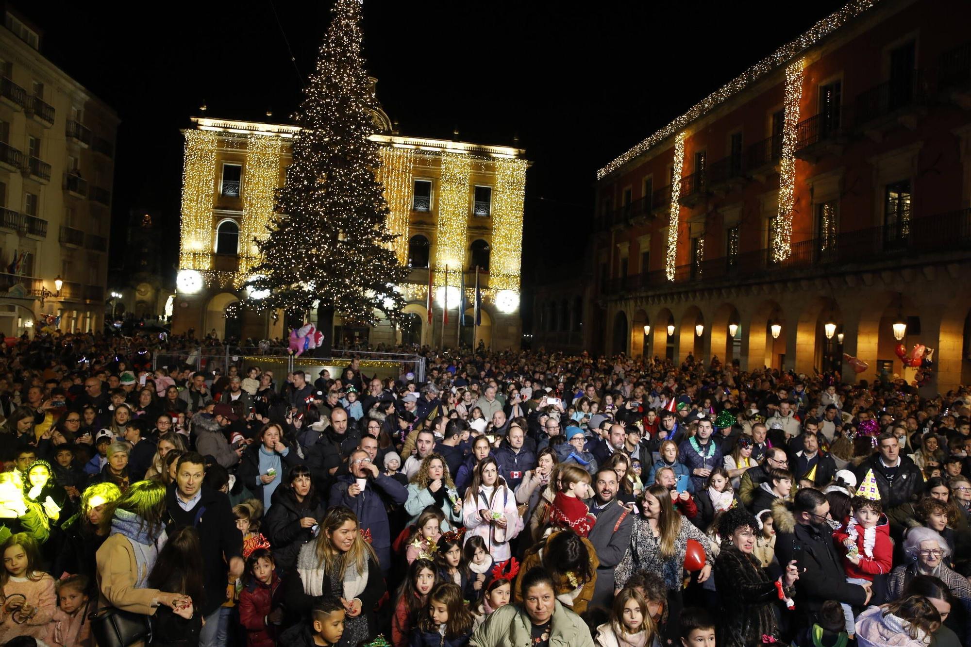 En imágenes: así han celebrado los más pequeños las 'Pequecampanadas' en la Plaza Mayor