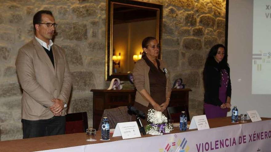 Ángel Rodal, Carmela Silva y la edil de Igualdad, Carmen Paredes, ayer, en Baiona. // Ricardo Grobas