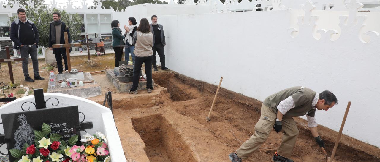 Inicio de los trabajos de exhumación de la fosa del cementerio de Sant Francesc en Formentera