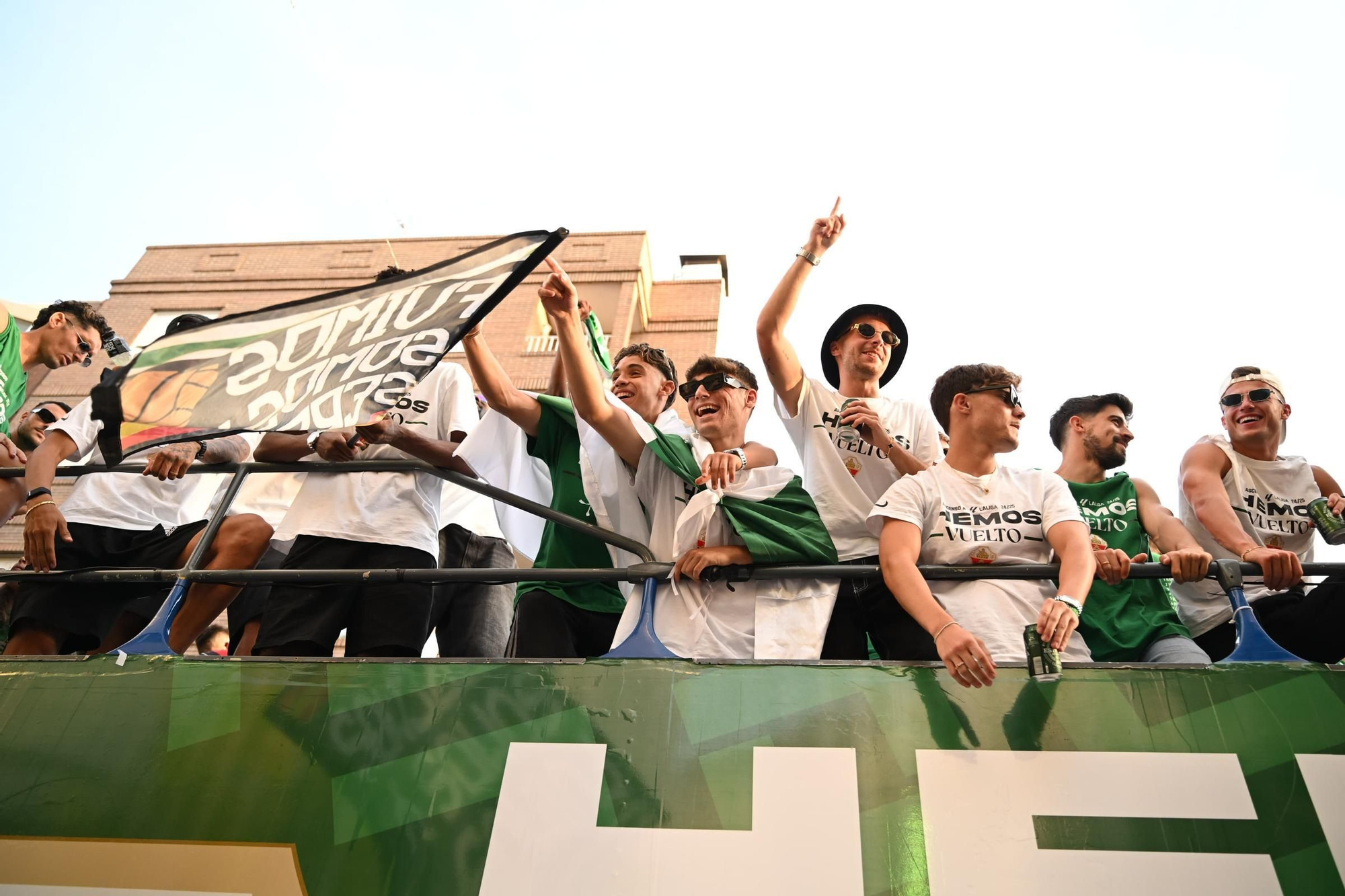 El Elche CF celebra el ascenso a Primera con una rúa en autobús hasta la Plaça de Baix
