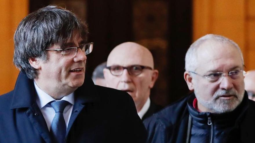 Puigdemont, i l&#039;exconseller de Cultura Lluis Puig, a Brussel·les