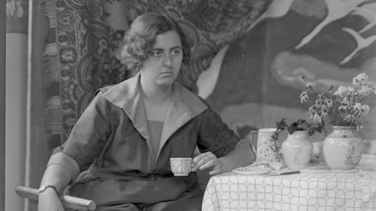 Fotografía de Victorina Durán en el estudio de Ventura de la Vega (1921), en la muestra 'Al bies'.
