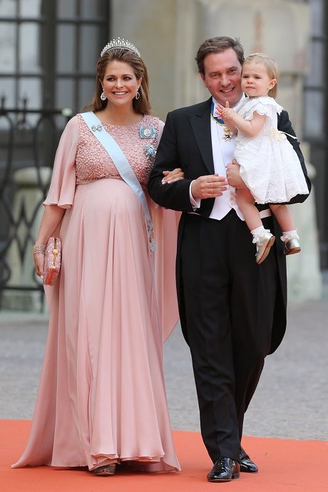 Magdalena de Suecia, su marido y la pequeña Leonor en la boda del príncipe Carlos Felipe