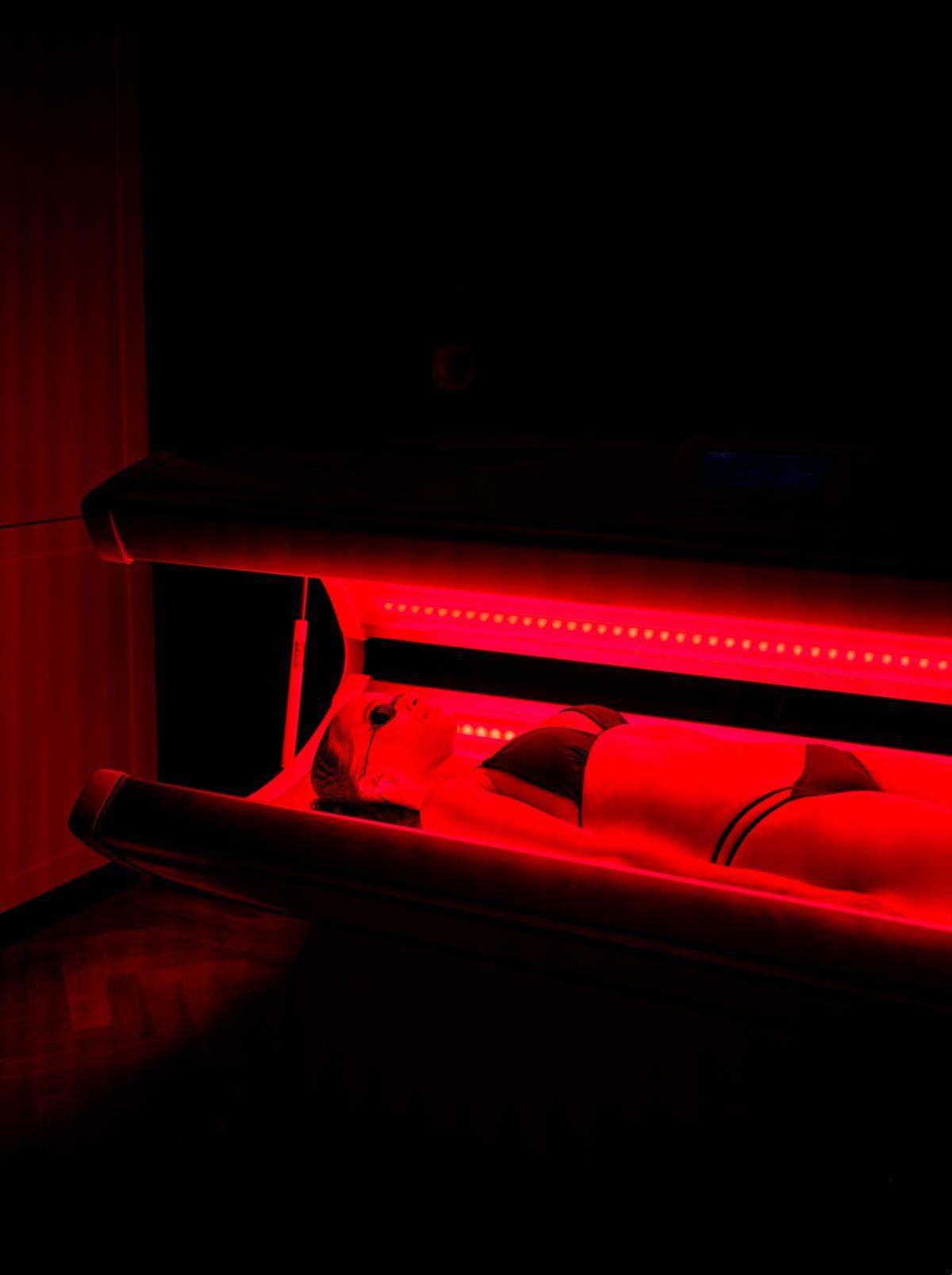 La nueva cama de red light therapy, un tratamiento de 30 minutos con luz roja e infrarroja cercana pensado para estimular la producción de colágeno, mejorar la firmeza de la piel, favorecer la circulación y apoyar la recuperación muscular.