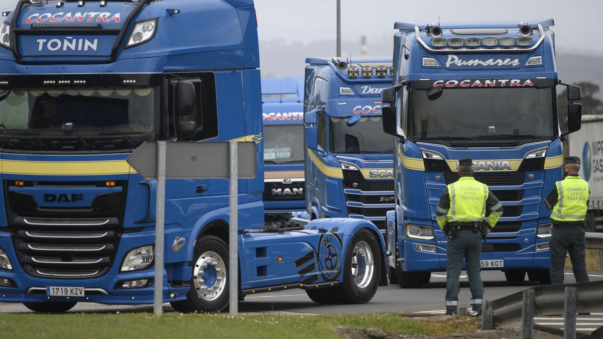 Más de 23.500 guardias civiles y policías vigilan el paro de transportistas.