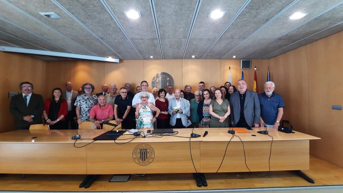 Foto de familia del homenajeado con los asistentes.