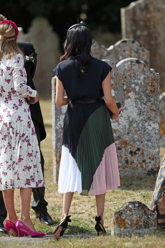 Detalle del look de invitada de boda de Meghan Markle de espaldas