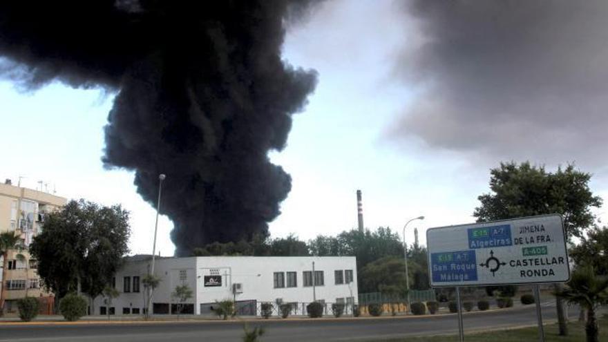 Espectacular incendio en una planta química de Cádiz