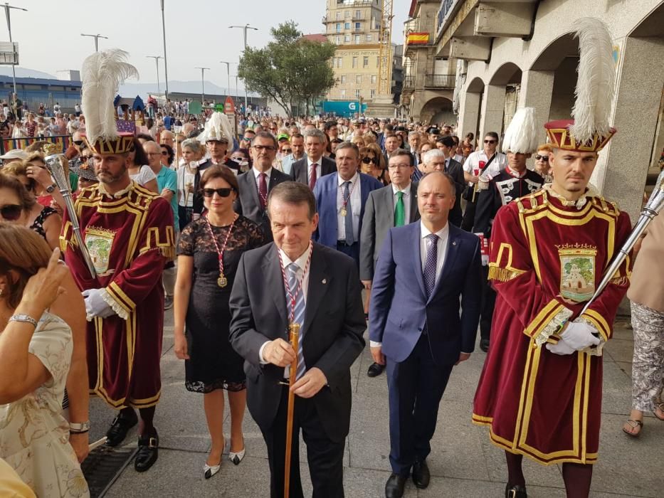 Miles de fieles acompañan a la imagen del nazareno en la tradicional procesión por el centro de la ciudad con principio y final en la Colegiata.