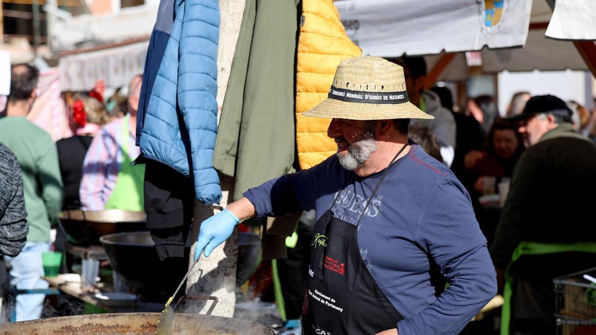 Un concursantes en el Campeonato Mundial de Arroz de Matanzas de 2024, en Sant Antoni.