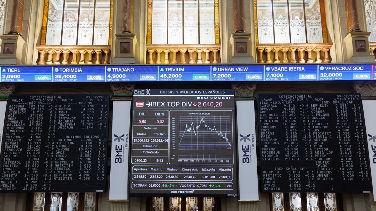 Panel con el Ibex 35 en el Palacio de la Bolsa de Madrid