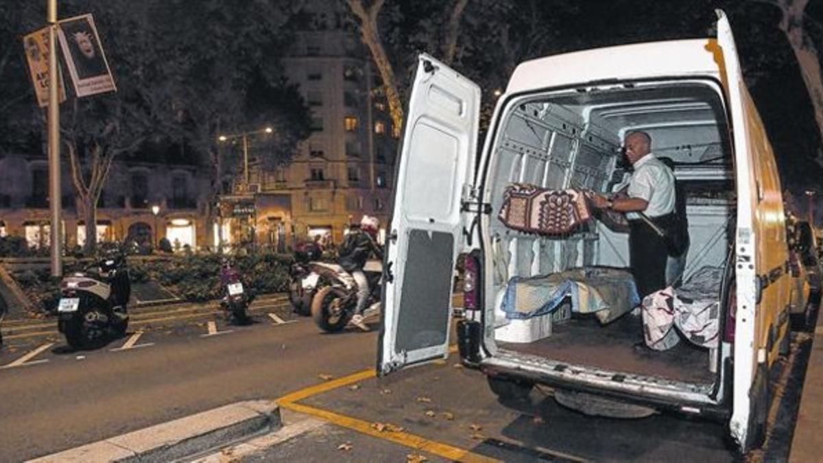 ATENCIÓN. La furgoneta de Rauxa, estacionada en los Jardinets de Gràcia.