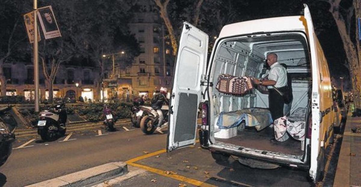 ATENCIÓ.La furgoneta de Rauxa, estacionada als Jardinets de Gràcia. ATENCIÓ.La furgoneta de Rauxa, estacionada als Jardinets de Gràcia.