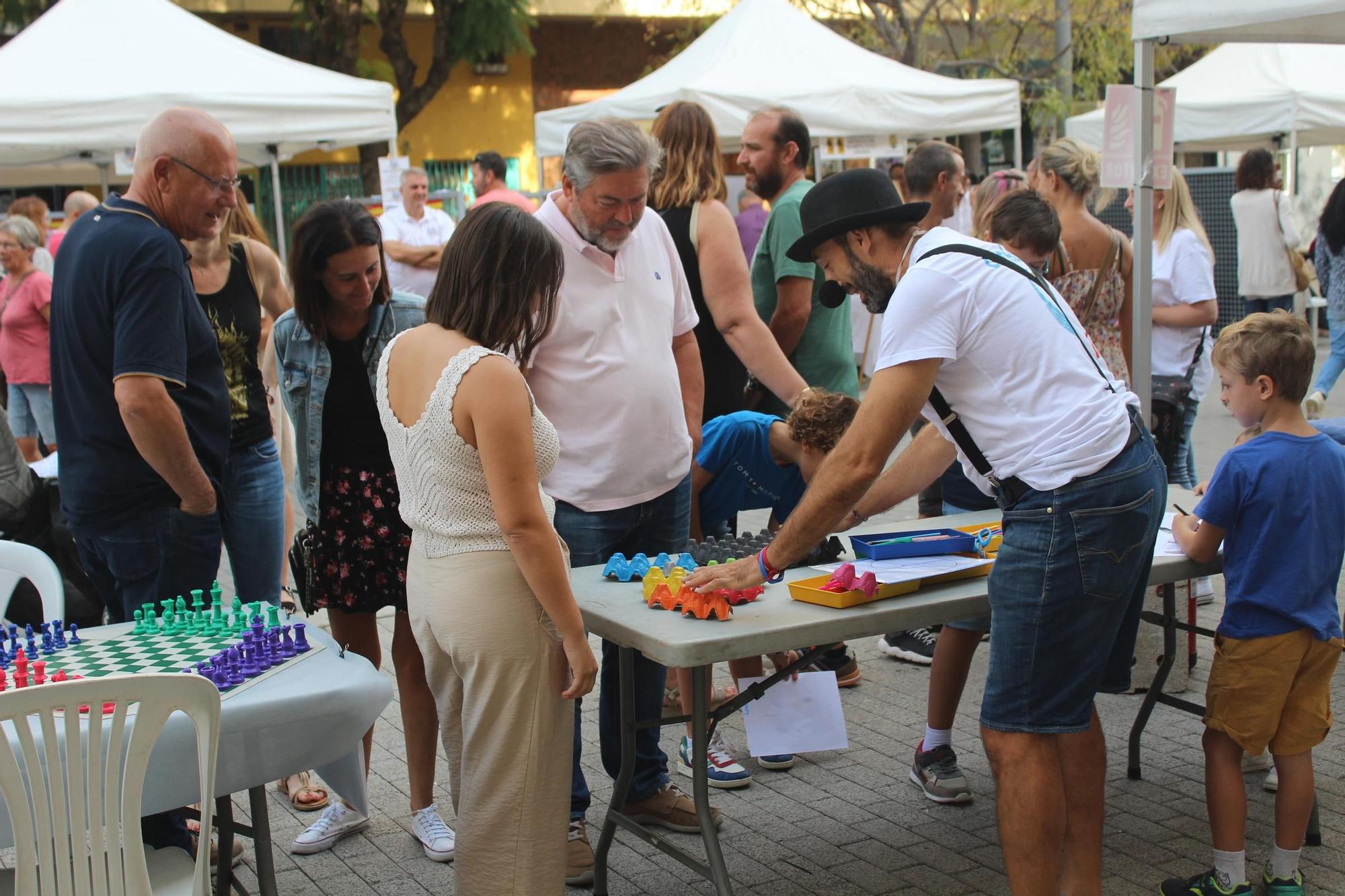 La Feria de Asociaciones llena la calle la Vía de entidades sin ánimo de lucro