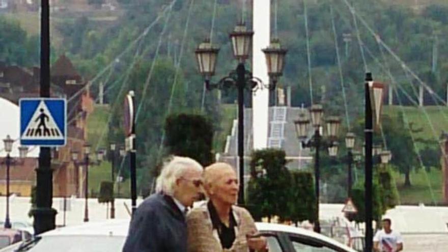 José Ángel Fernández Villa y su mujer, María Jesús Iglesias, en una imagen de archivo en la que se aprecia el deterioro del sindicalista.