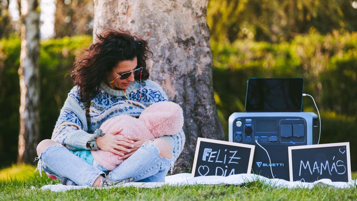 Una madre y su hijo, en una celebración al aire libre con una estación Bluetti