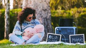 Una madre y su hijo, en una celebración al aire libre con una estación Bluetti.