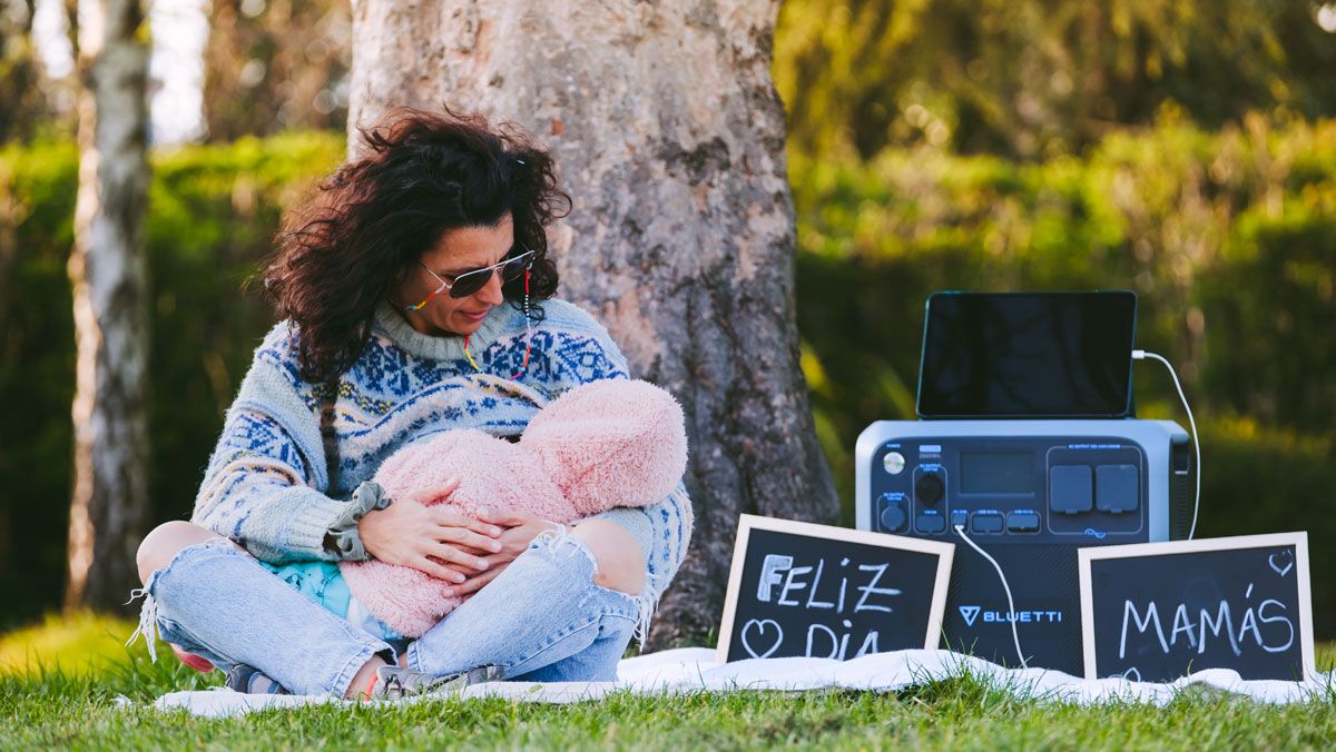 Una madre y su hijo, en una celebración al aire libre con una estación Bluetti