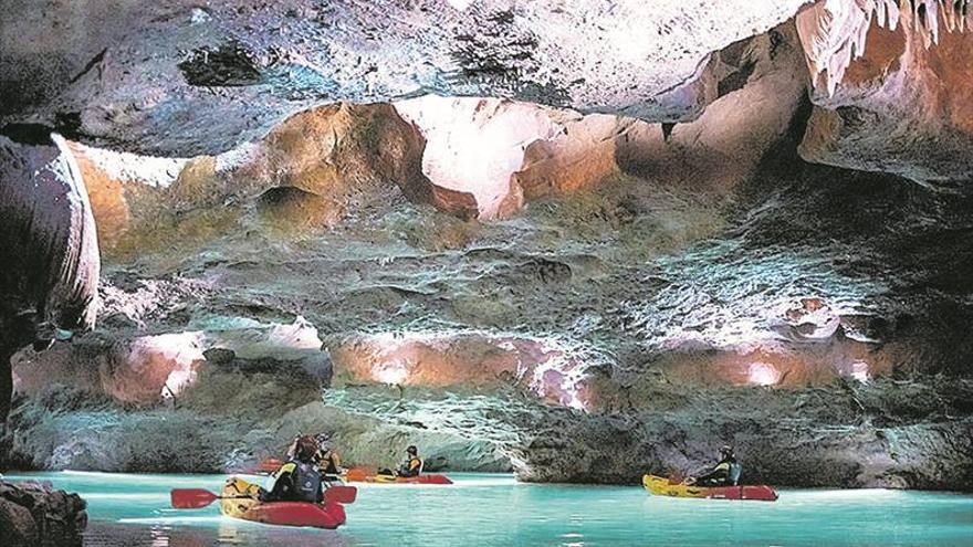 Solo las crecidas del río frenan el incremento de visitas en les Coves