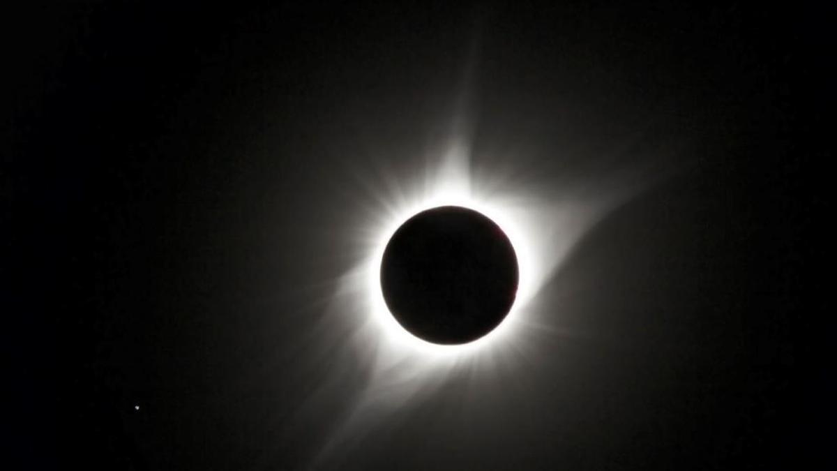 L'espectacular corona que es veu en un eclipsi total