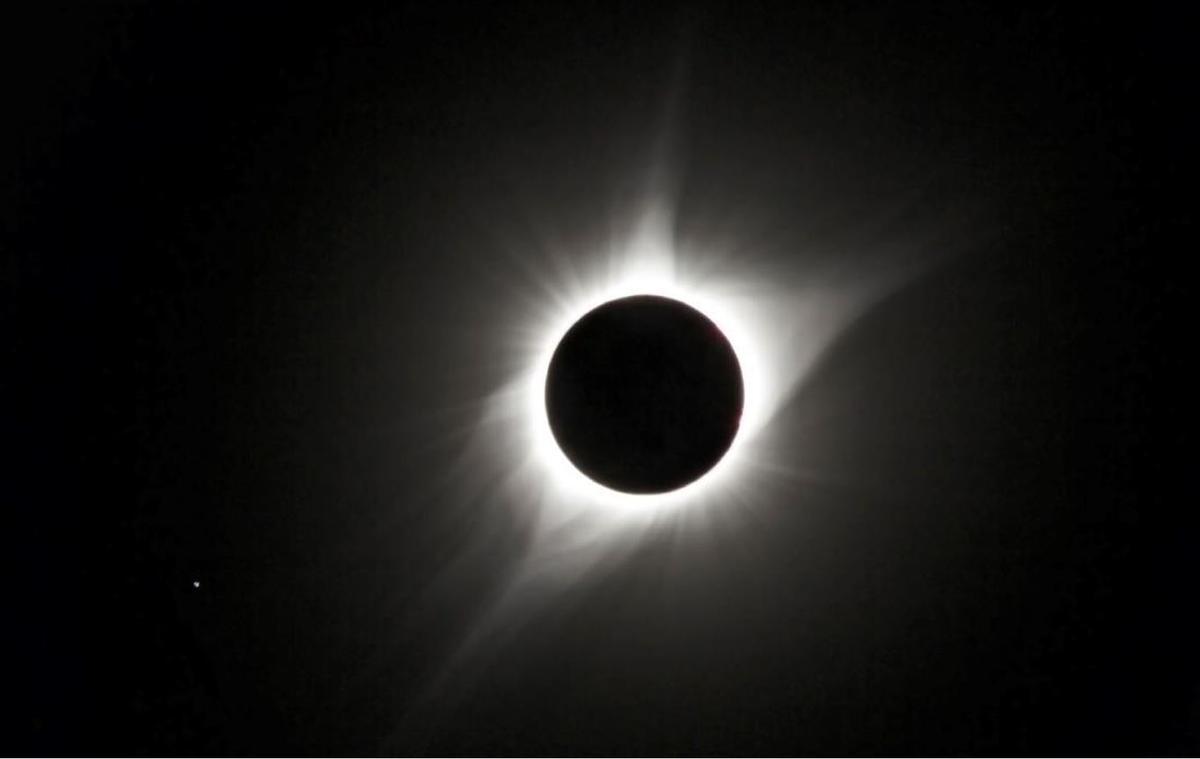 L'espectacular corona que es veu en un eclipsi total