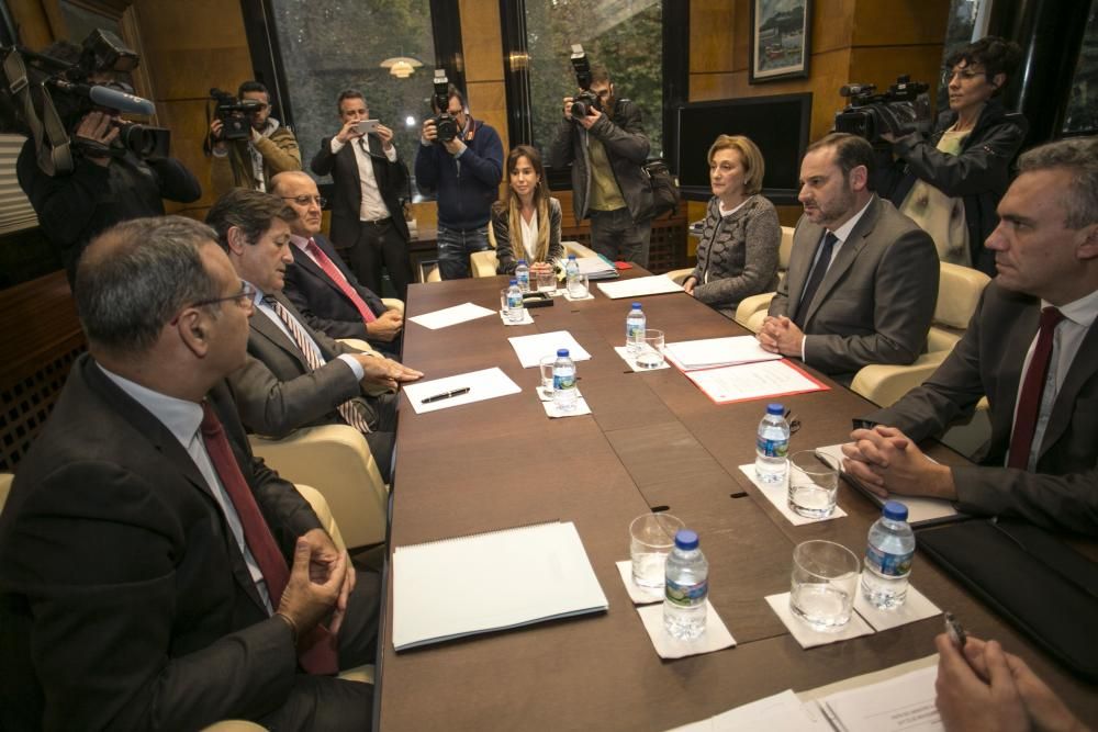 Reunión del ministro Ábalos con Javier Fernández