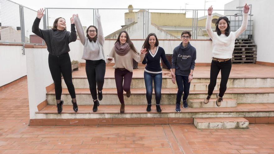 Els sis alumnes que van a la Jornada Multilingüe de Barcelona.