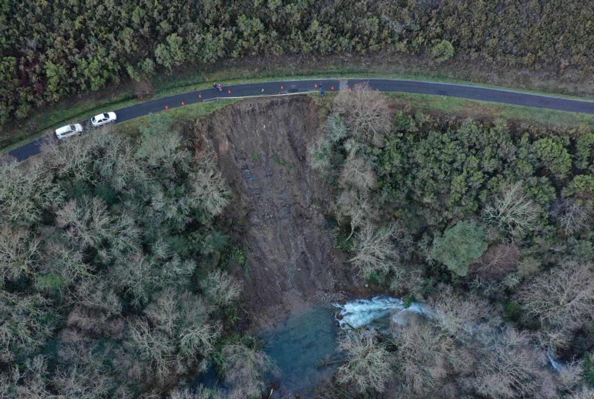 Desprendimiento en la carretera que comunica Zobra con Portomartín. |   // BERNABÉ