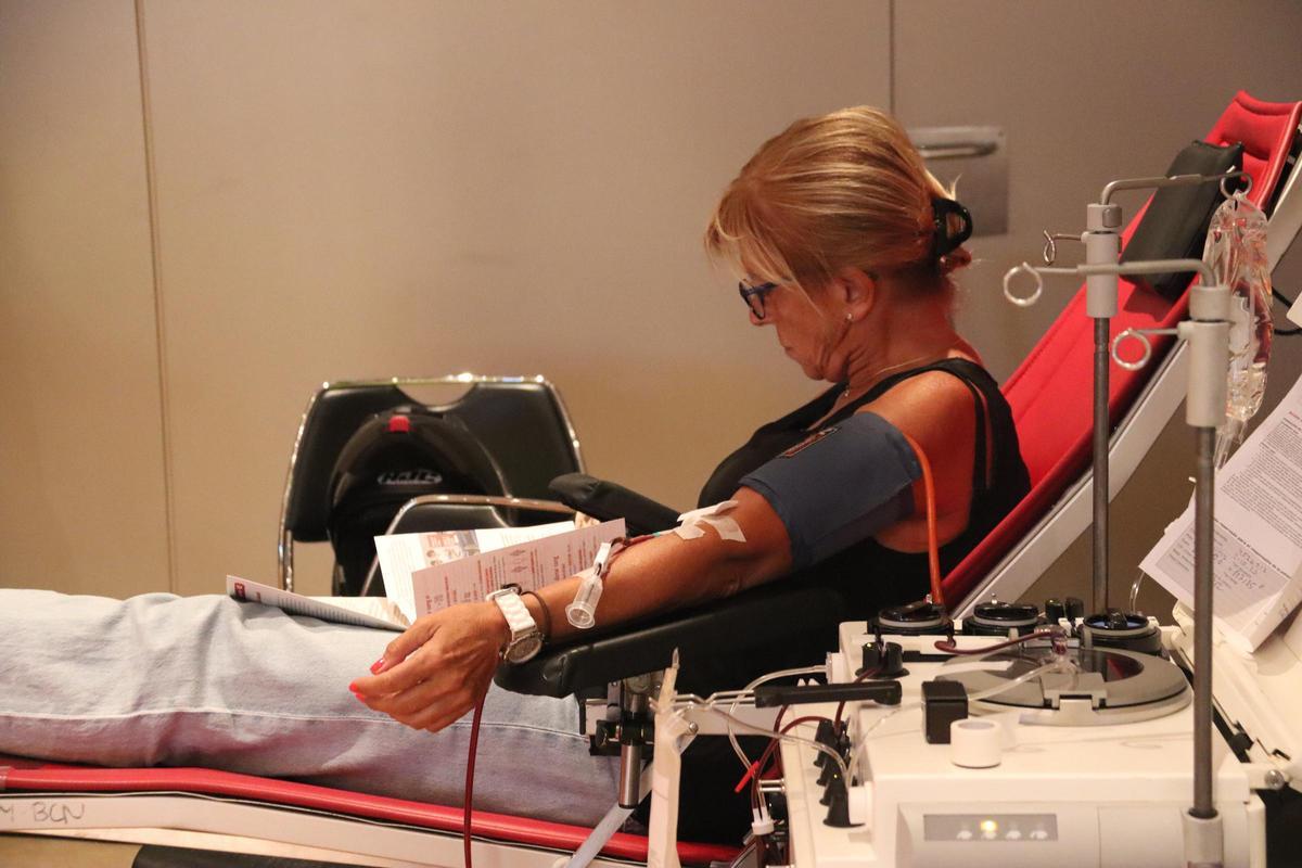 Una paciente durante la donación de plasma este lunes en el Palau Robert. Una paciente durante la donación de plasma este lunes en el Palau Robert.