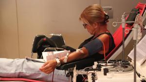 Una paciente durante la donación de plasma este lunes en el Palau Robert.