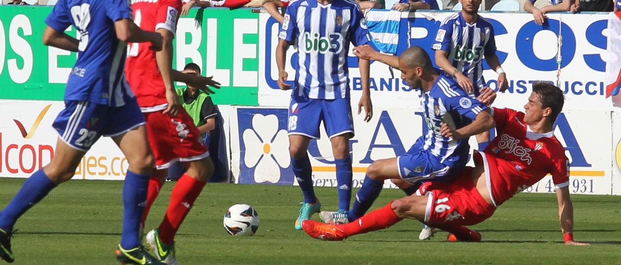 Yuri, a la derecha, sufre la entrada de Bernardo, en un Ponferradina-Sporting de la temporada 2012-13.