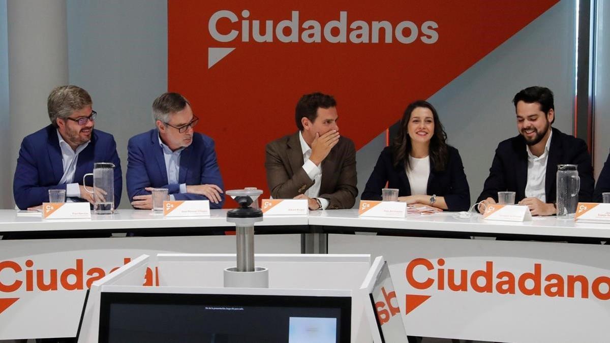 Rivera, entre Villegas y Arrimadas y junto a otros dirigentes de Ciudadanos, durante la reunión del Comité Ejecutivo que Cs ha celebrado el 24 de junio del 2019