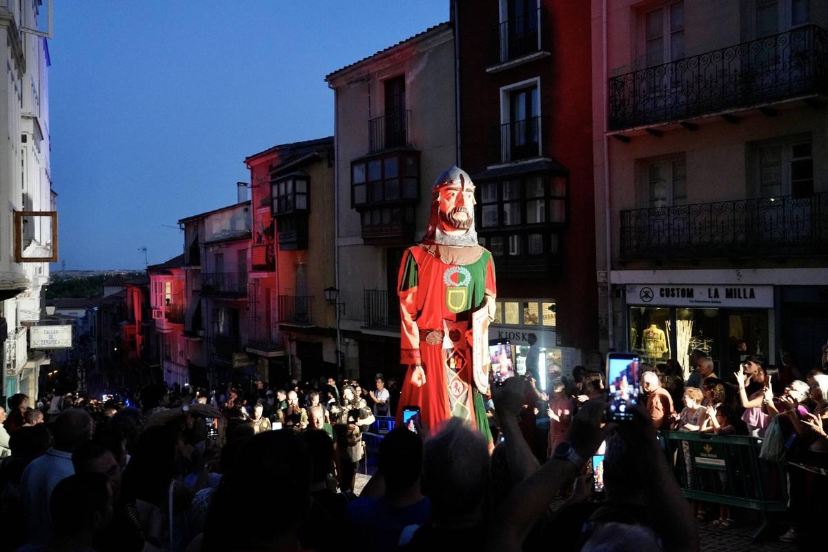 Los gigantes de Capitonis Durii (Zamora) y de Puebla de Sanabria suben la calle de Balborraz.