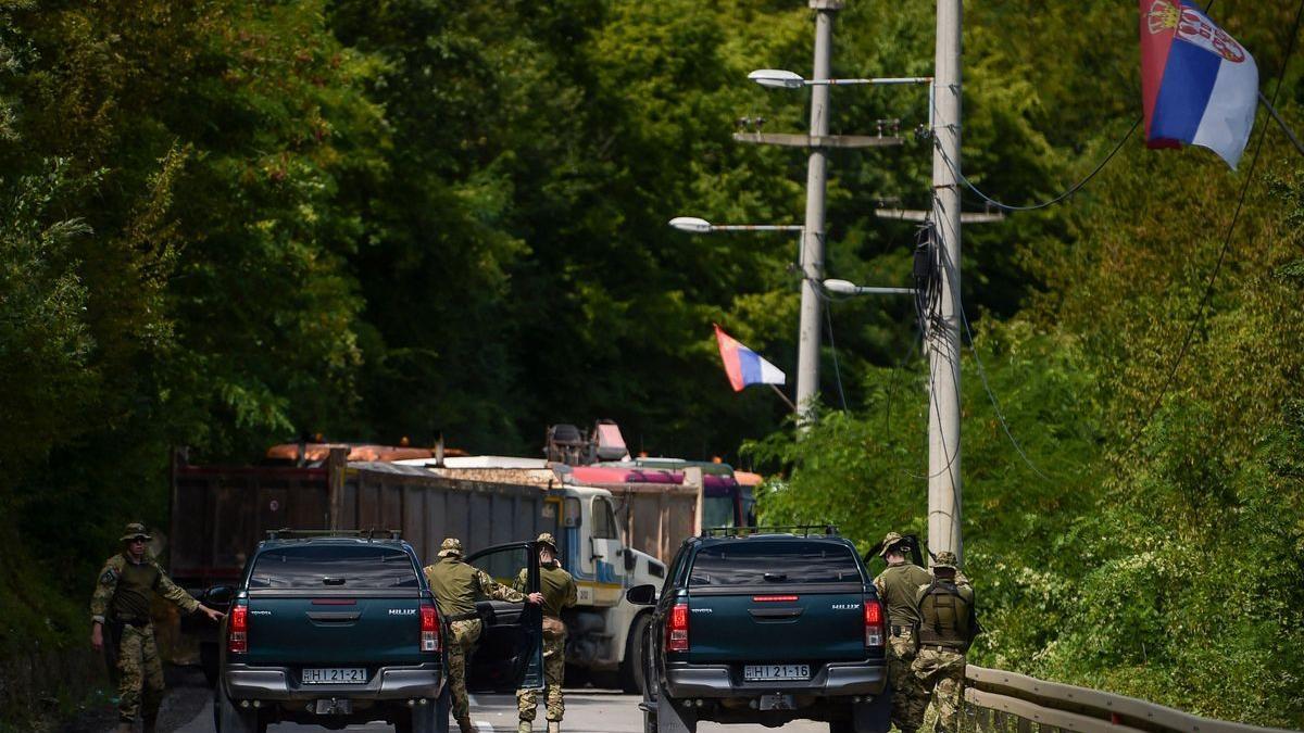 Soldados de la OTAN patrullan junto a una barricada levantada por serbios de Kosovo cerca del pueblo de Zubin Potok, el pasado 1 de agosto