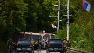 Soldados de la OTAN patrullan junto a una barricada levantada por serbios de Kosovo cerca del pueblo de Zubin Potok, el pasado 1 de agosto.