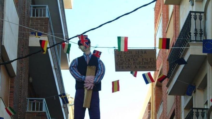 Algunos de los ´judas´ colgados en una calle de Yecla.