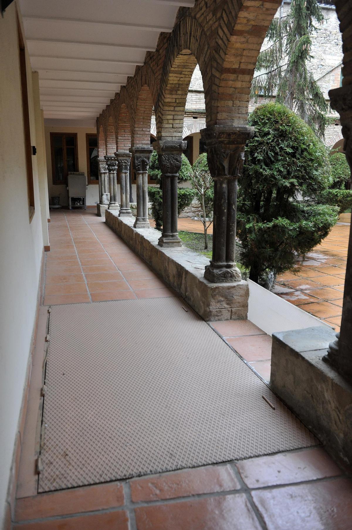 Sota la tapa de ferro de la imatge hi ha la cripta on s'han enterrat les monges al llarg de tots aquests anys