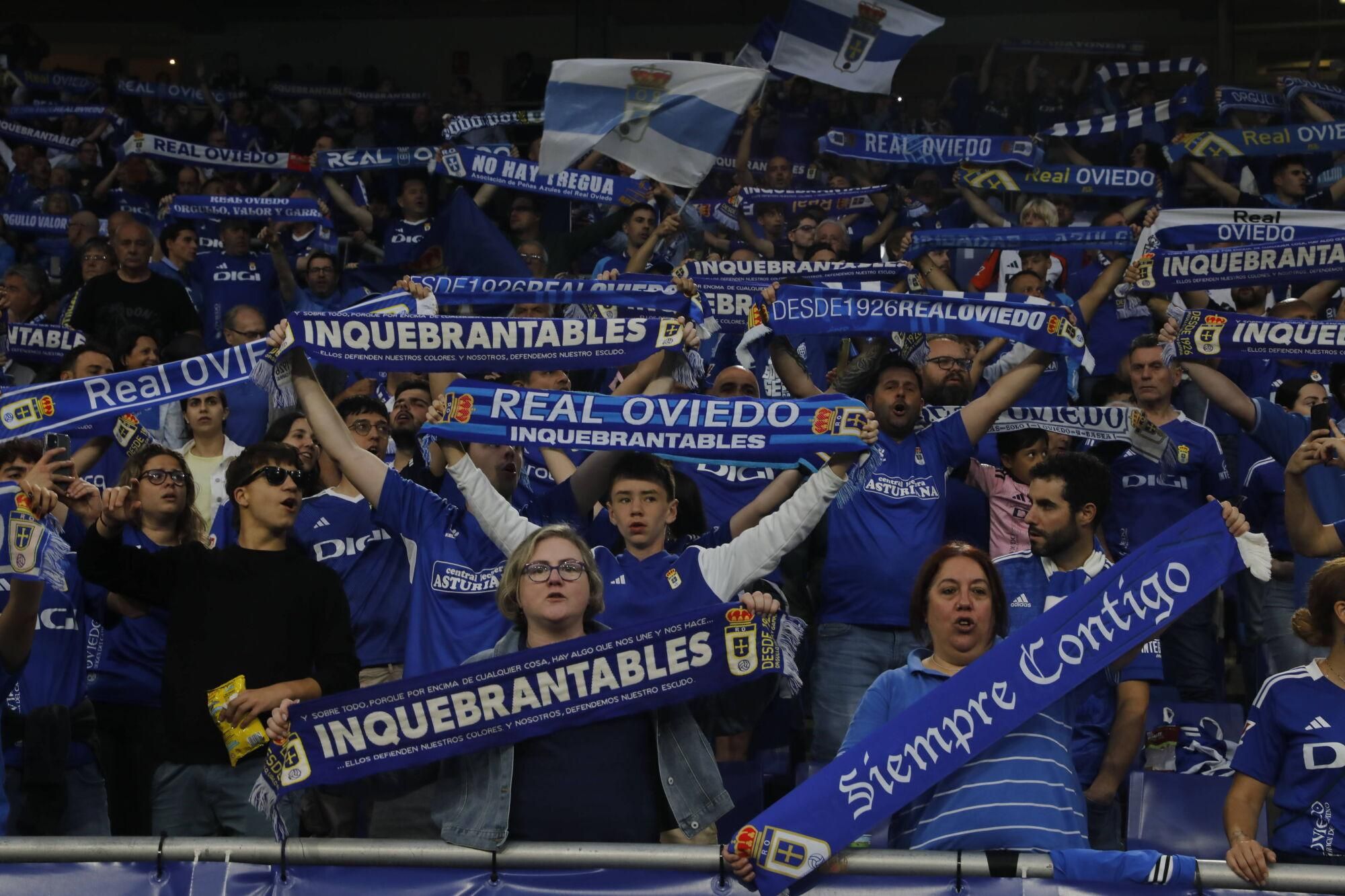 EN IMÁGENES: Ambientazo en la vuelta del play off entre Oviedo y Almería en el Carlos Tartiere