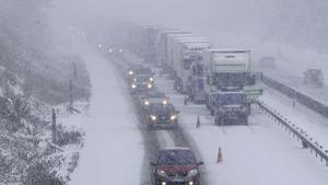 Problemas de circulación causados por la nieve en Cambrai, Francia.