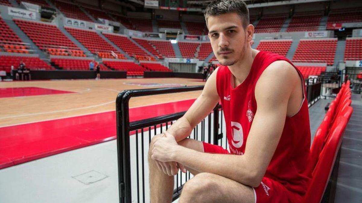 Nico Brussino posa en el Príncipe Felipe durante su anterior etapa en el Casademont.