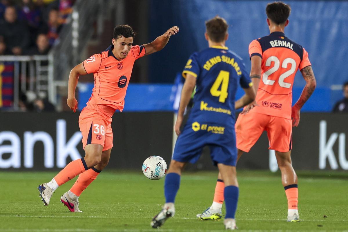 Álvaro Cortés controla un balón frente a Marc Bernal.