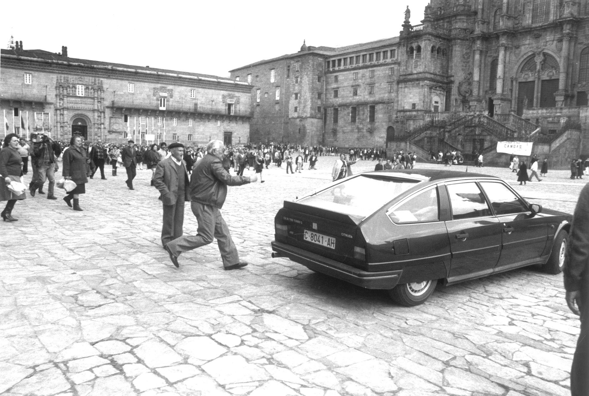 El conflicto de la contribución en Cangas: protestas y un alcalde asediado que no pudo volver a entrar en el Concello